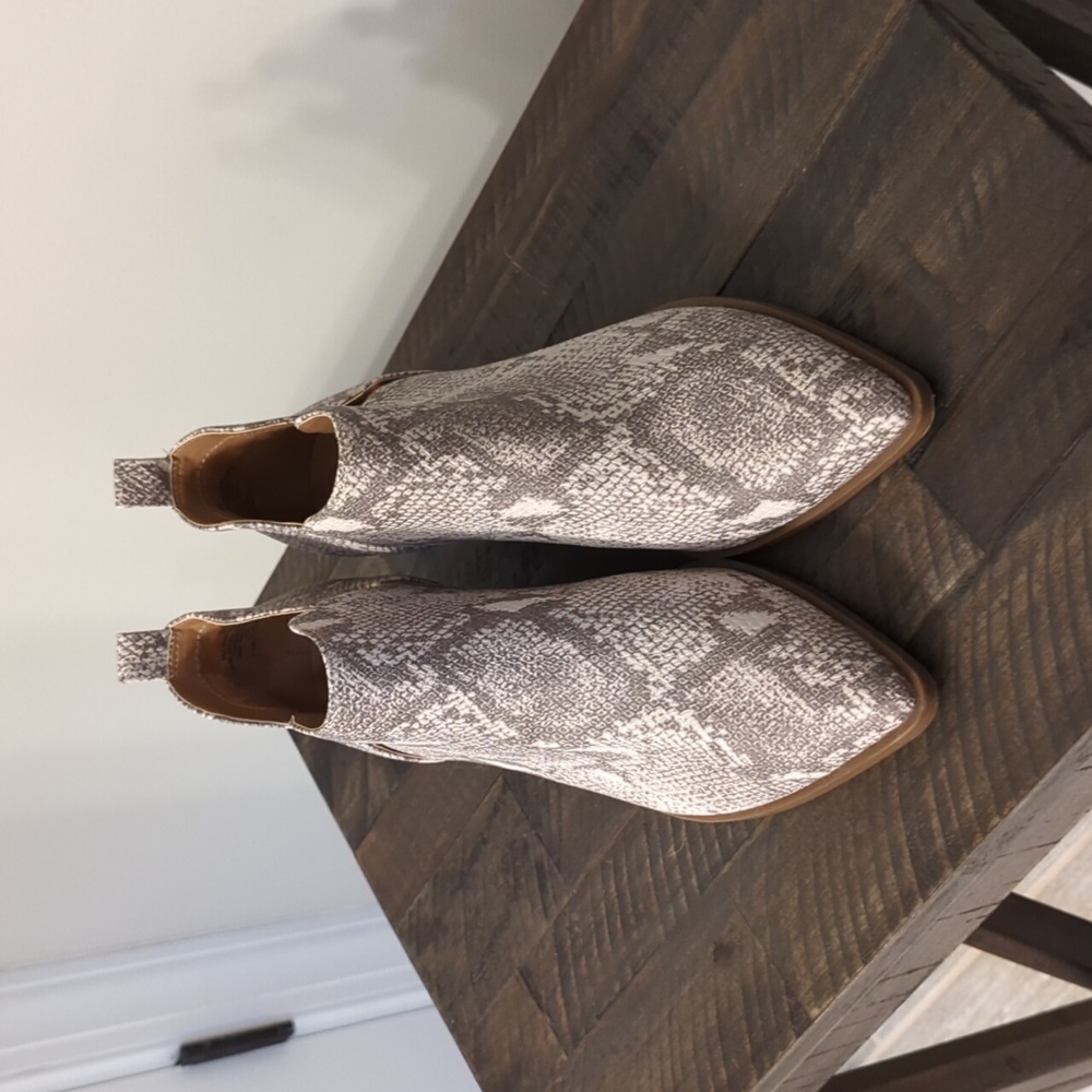 NEW Universal Thread Snakeskin Booties - Picture 2 of 5